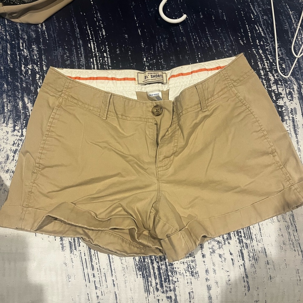Old Navy Size 6 Beige 3.5” Khaki shorts